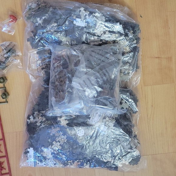 Like new Game of Thrones 4D "Puzzle of Westeros" - mostly unopened - Picture 4 of 11